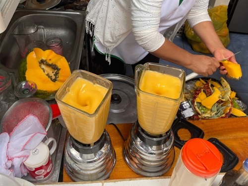 Fresh fruit juice on the market, Peru