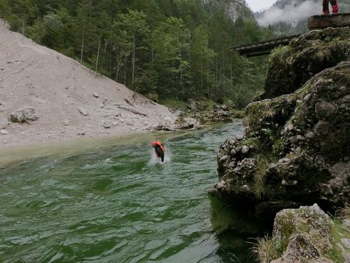 Jumping in the cold water of Salza